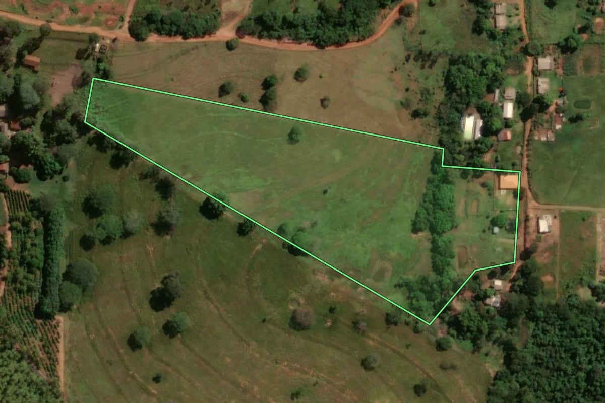 Imagem de satélite do imóvel rural em Cruzeiro do Oeste (PR), com o contorno declarado no CAR desenhado por cima.