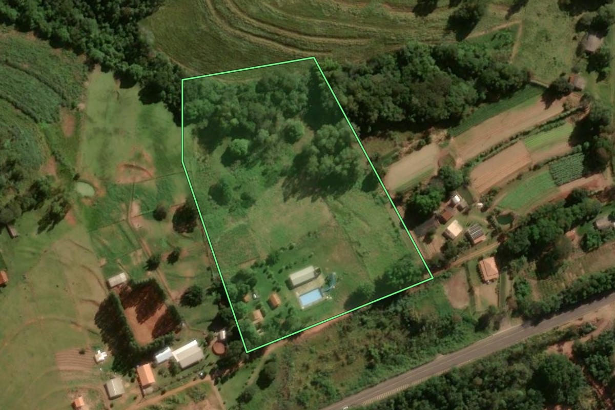 Imagem de satélite do imóvel rural em Cruzeiro do Oeste (PR), com o contorno declarado no CAR desenhado por cima.