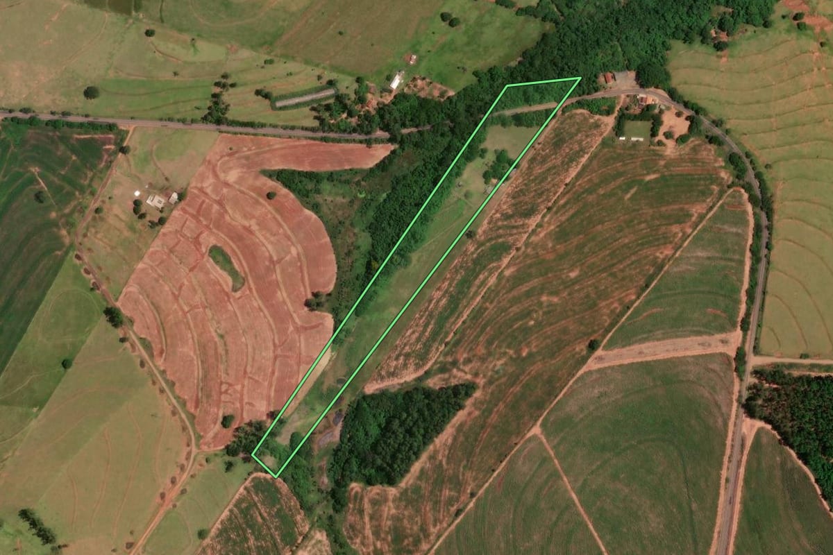 Imagem de satélite do imóvel rural em Cruzeiro do Oeste (PR), com o contorno declarado no CAR desenhado por cima.