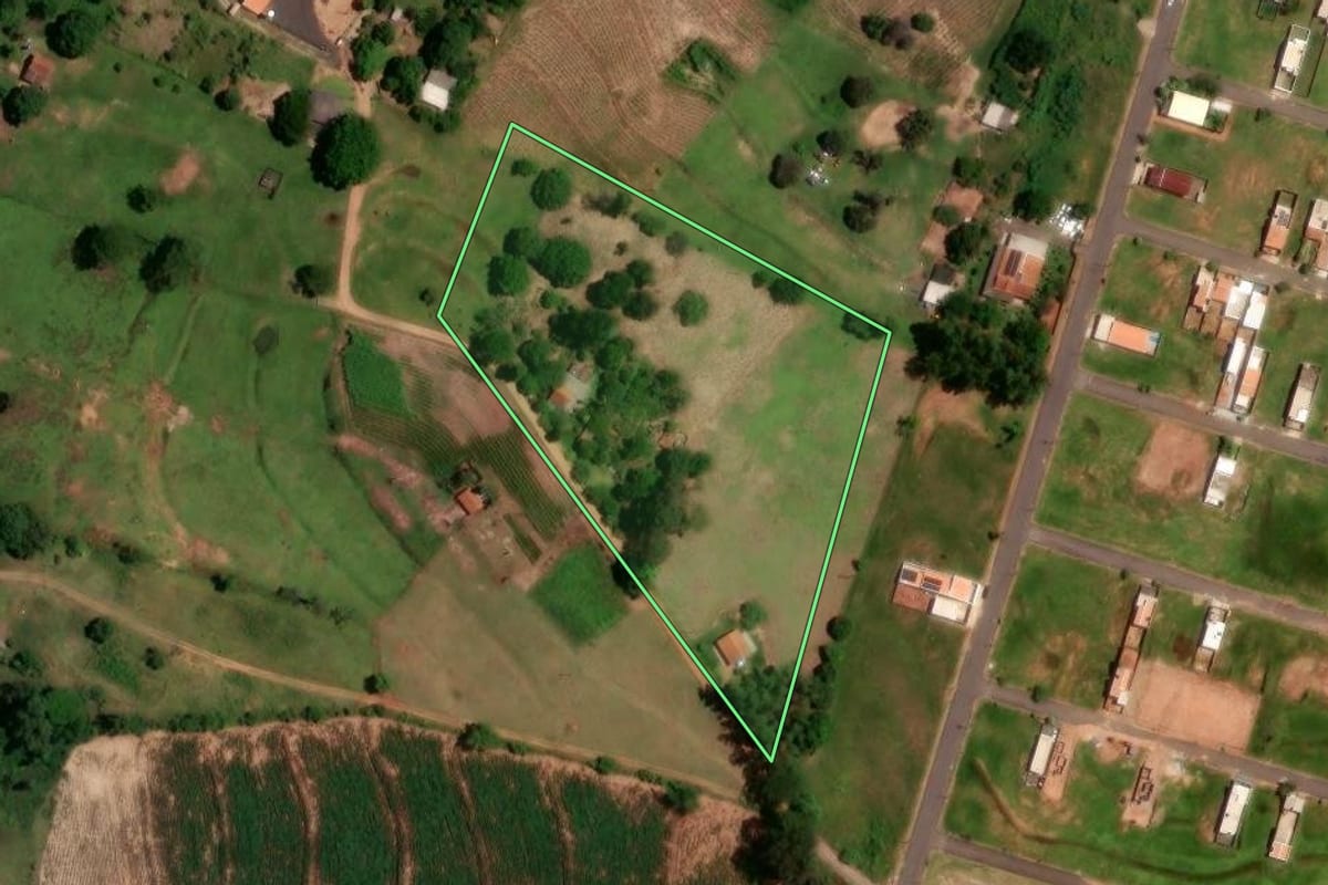 Imagem de satélite do imóvel rural em Cruzeiro do Oeste (PR), com o contorno declarado no CAR desenhado por cima.