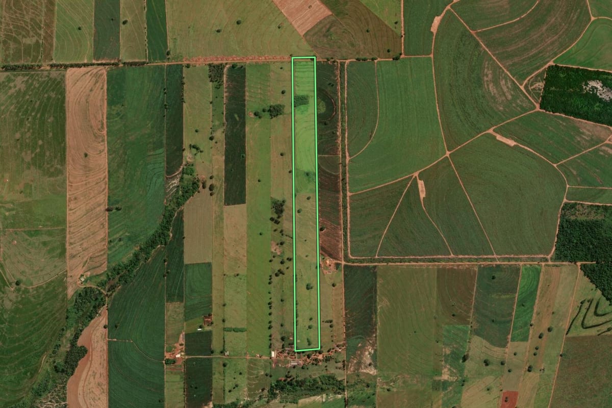 Imagem de satélite do imóvel rural em Cruzeiro do Oeste (PR), com o contorno declarado no CAR desenhado por cima.