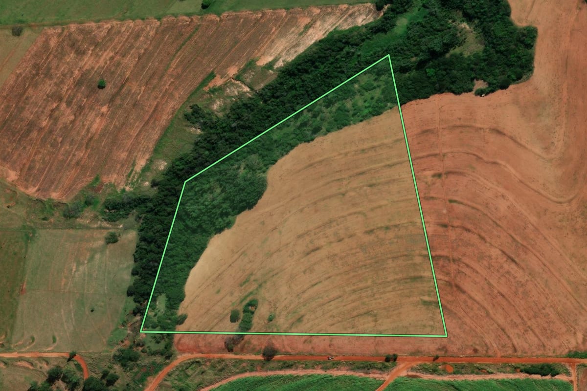 Imagem de satélite do imóvel rural em Cruzeiro do Oeste (PR), com o contorno declarado no CAR desenhado por cima.