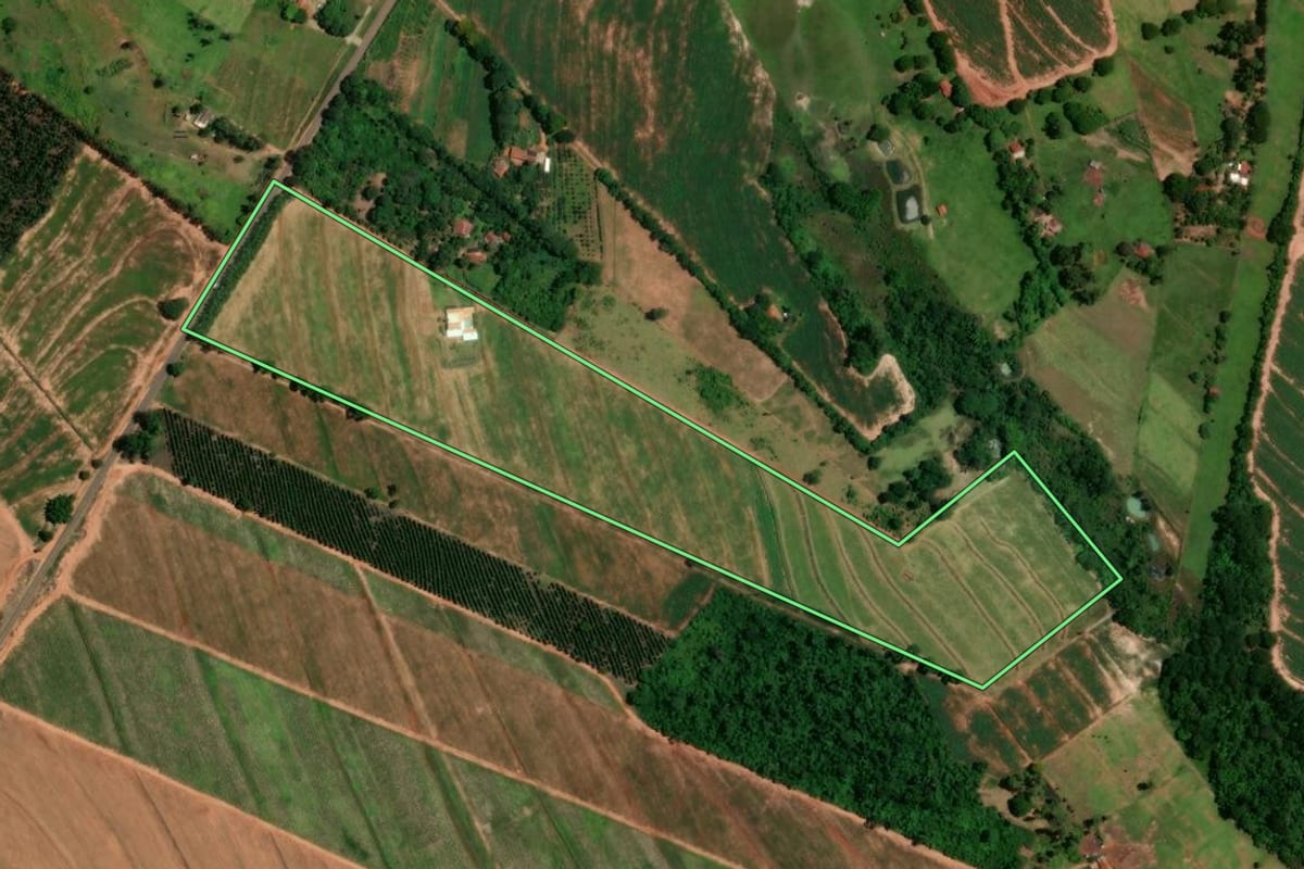 Imagem de satélite do imóvel rural em Cruzeiro do Oeste (PR), com o contorno declarado no CAR desenhado por cima.