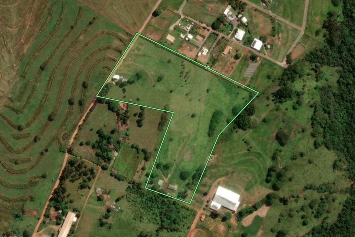 Imagem de satélite do imóvel rural em Cruzeiro do Oeste (PR), com o contorno declarado no CAR desenhado por cima.