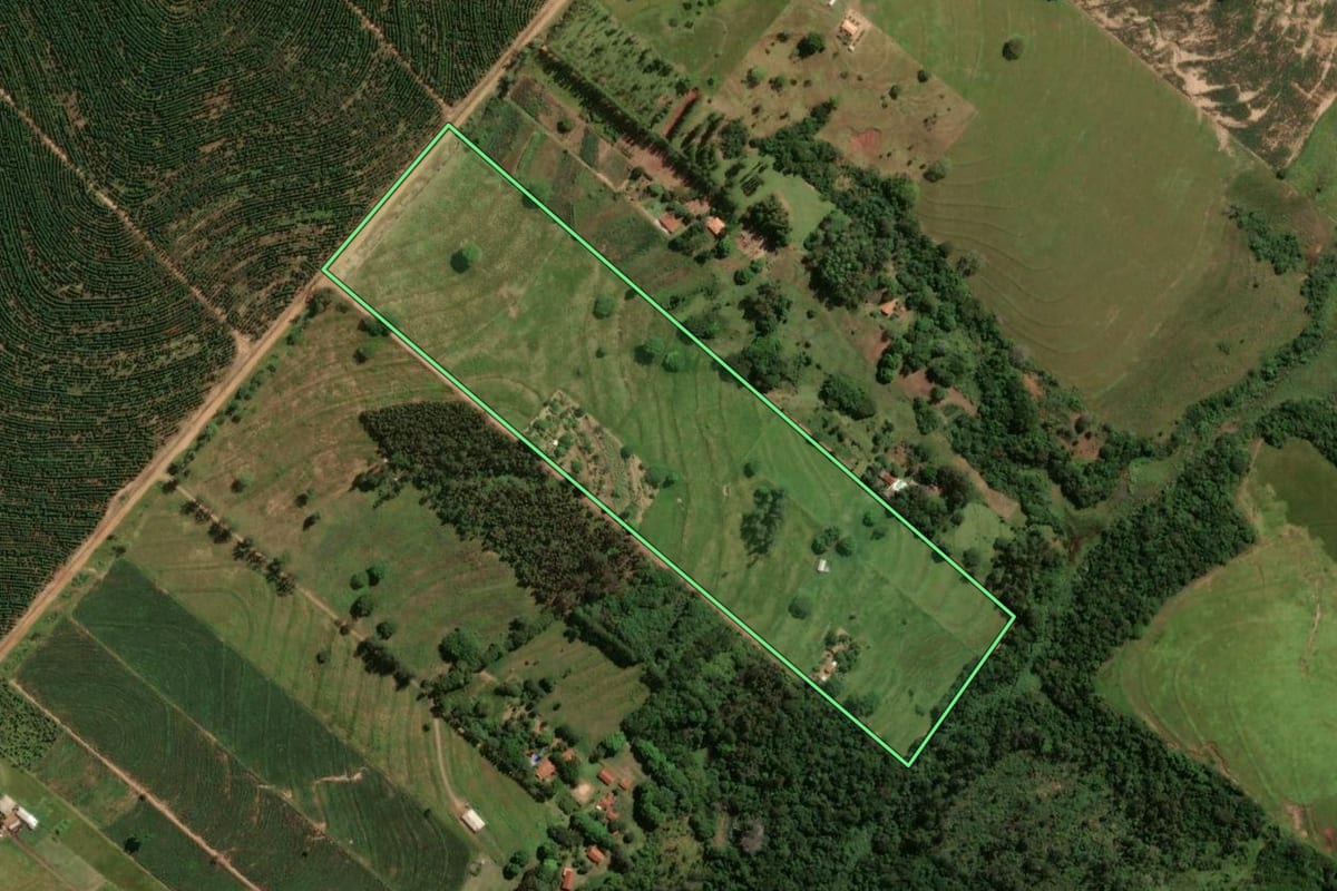 Imagem de satélite do imóvel rural em Cruzeiro do Oeste (PR), com o contorno declarado no CAR desenhado por cima.