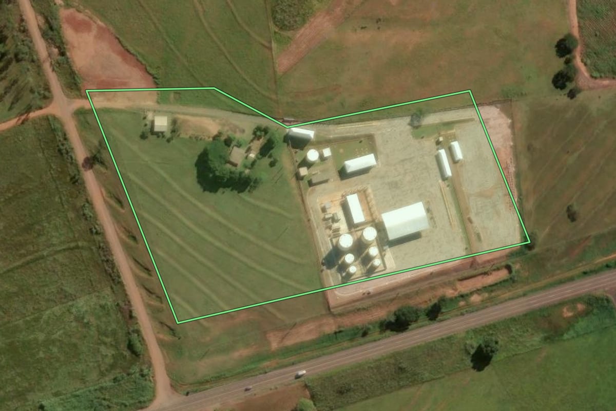 Imagem de satélite do imóvel rural em Cruzeiro do Oeste (PR), com o contorno declarado no CAR desenhado por cima.