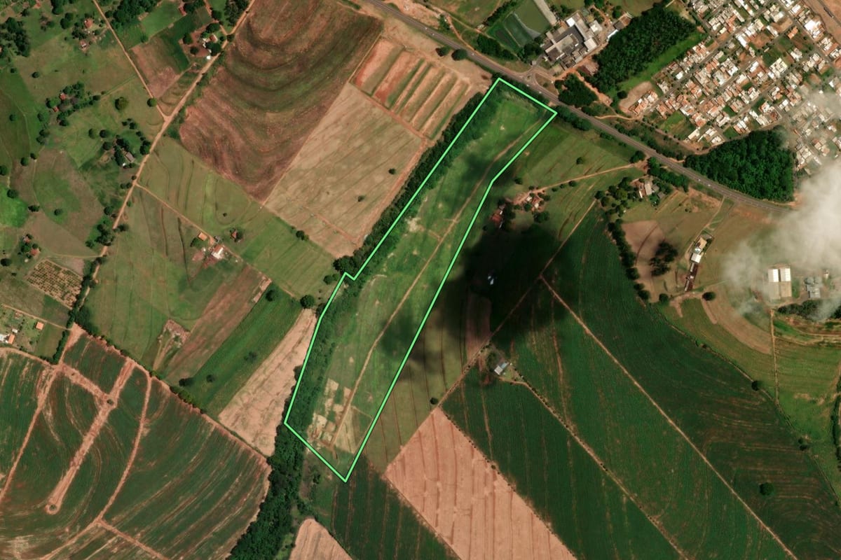 Imagem de satélite do imóvel rural em Cruzeiro do Oeste (PR), com o contorno declarado no CAR desenhado por cima.