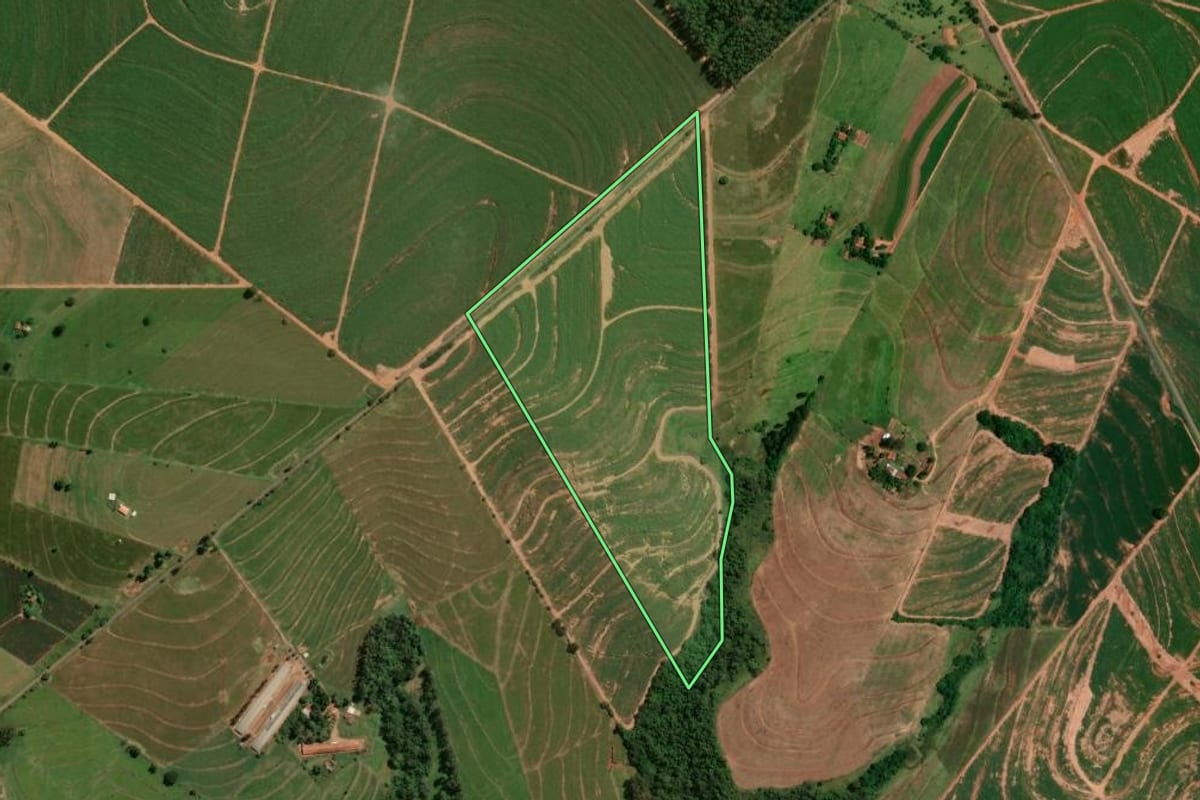 Imagem de satélite do imóvel rural em Cruzeiro do Oeste (PR), com o contorno declarado no CAR desenhado por cima.