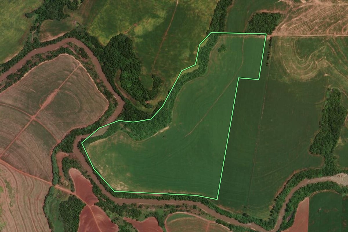 Imagem de satélite do imóvel rural em Cruzeiro do Oeste (PR), com o contorno declarado no CAR desenhado por cima.