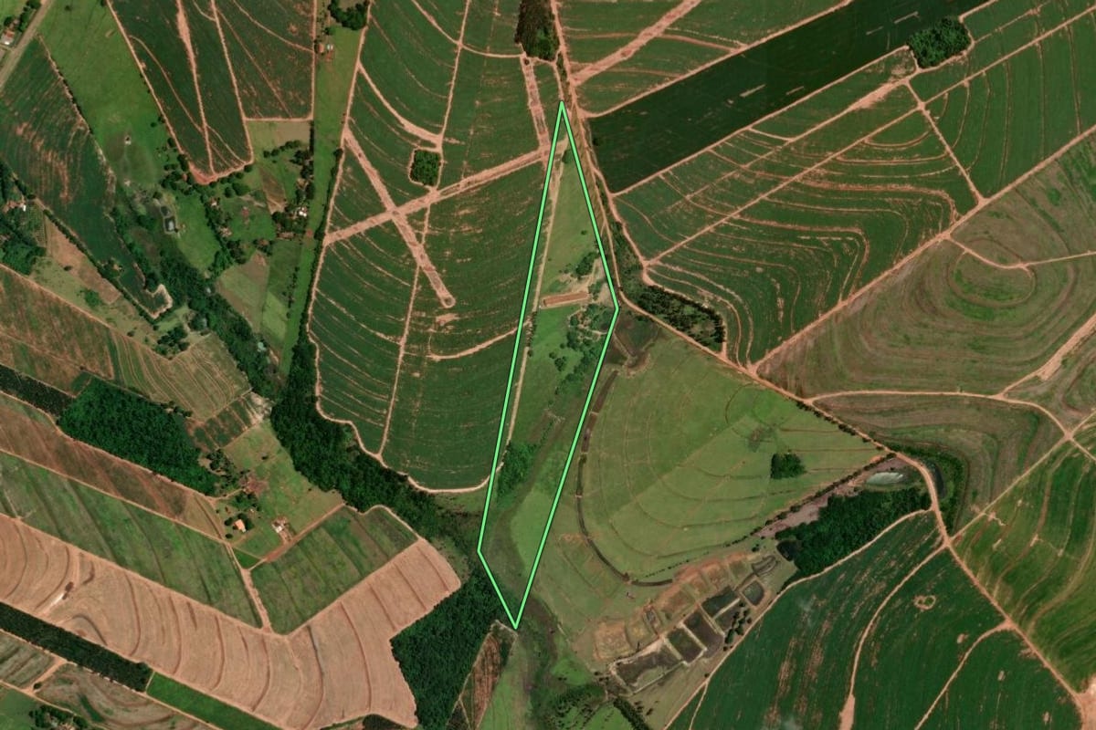 Imagem de satélite do imóvel rural em Cruzeiro do Oeste (PR), com o contorno declarado no CAR desenhado por cima.