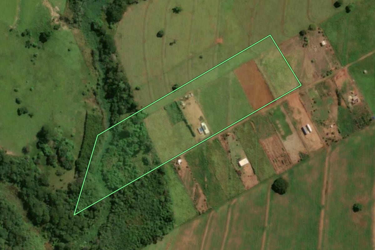 Imagem de satélite do imóvel rural em Cruzeiro do Oeste (PR), com o contorno declarado no CAR desenhado por cima.