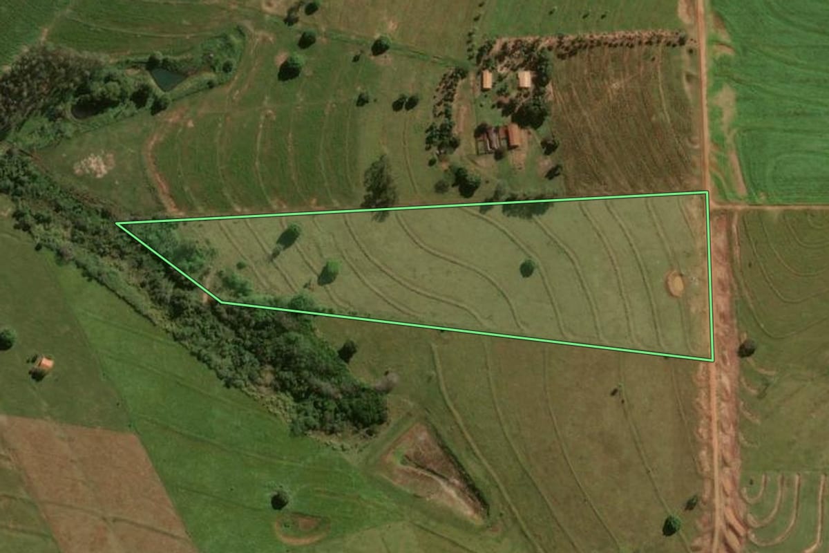 Imagem de satélite do imóvel rural em Cruzeiro do Oeste (PR), com o contorno declarado no CAR desenhado por cima.