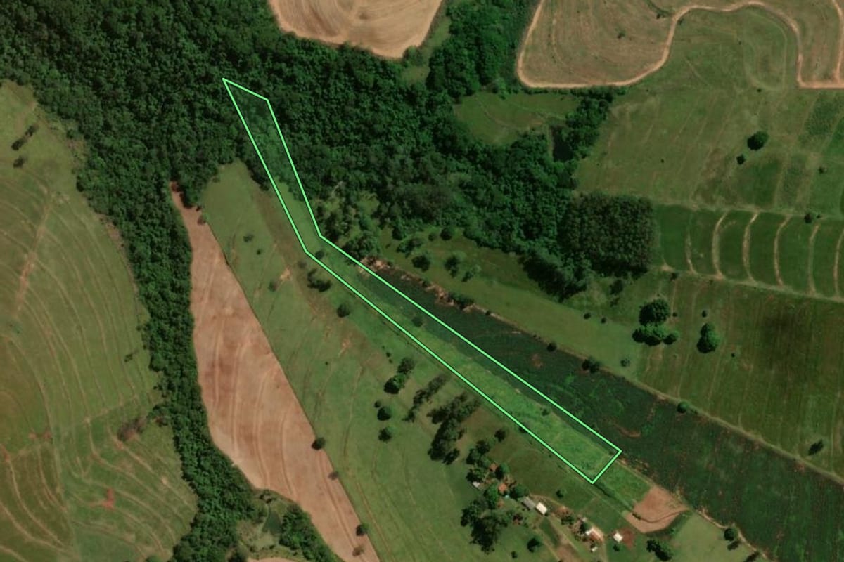 Imagem de satélite do imóvel rural em Cruzeiro do Oeste (PR), com o contorno declarado no CAR desenhado por cima.