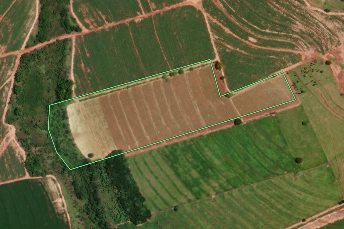 Imagem de satélite do imóvel rural em Cruzeiro do Oeste (PR), com o contorno declarado no CAR desenhado por cima.