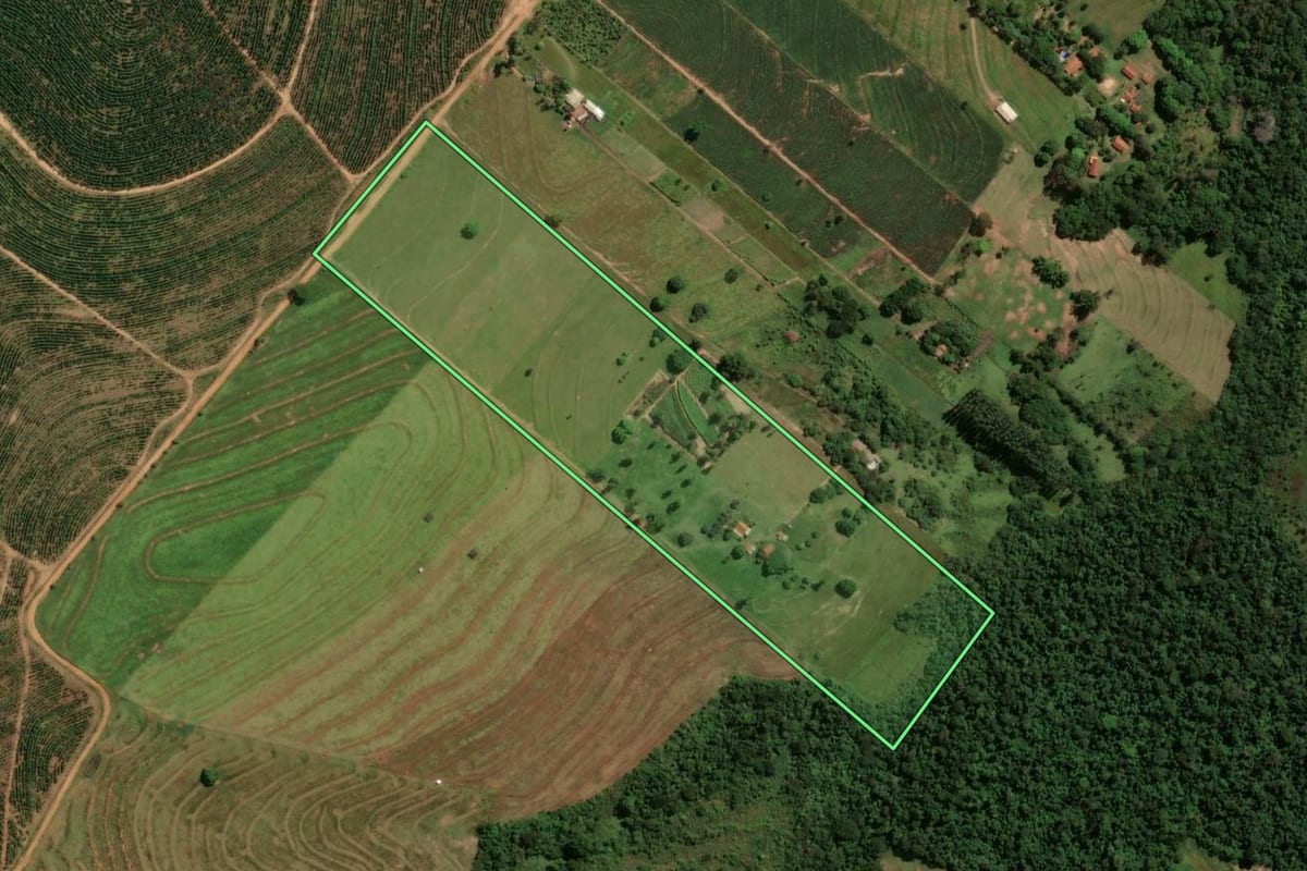 Imagem de satélite do imóvel rural em Cruzeiro do Oeste (PR), com o contorno declarado no CAR desenhado por cima.