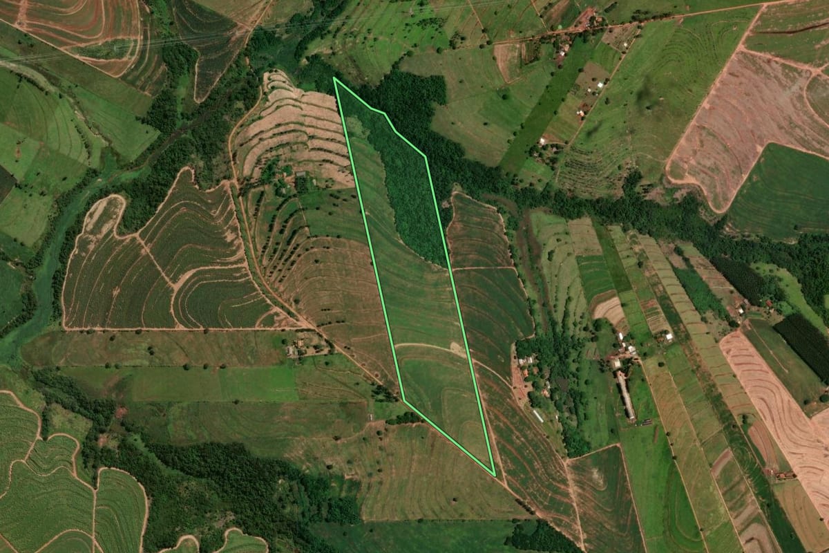 Imagem de satélite do imóvel rural em Cruzeiro do Oeste (PR), com o contorno declarado no CAR desenhado por cima.