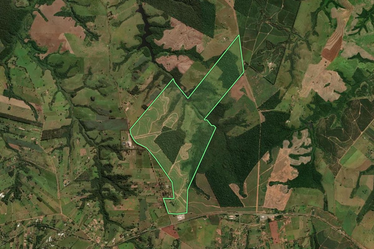 Imagem de satélite do imóvel rural em Cruzeiro do Oeste (PR), com o contorno declarado no CAR desenhado por cima.
