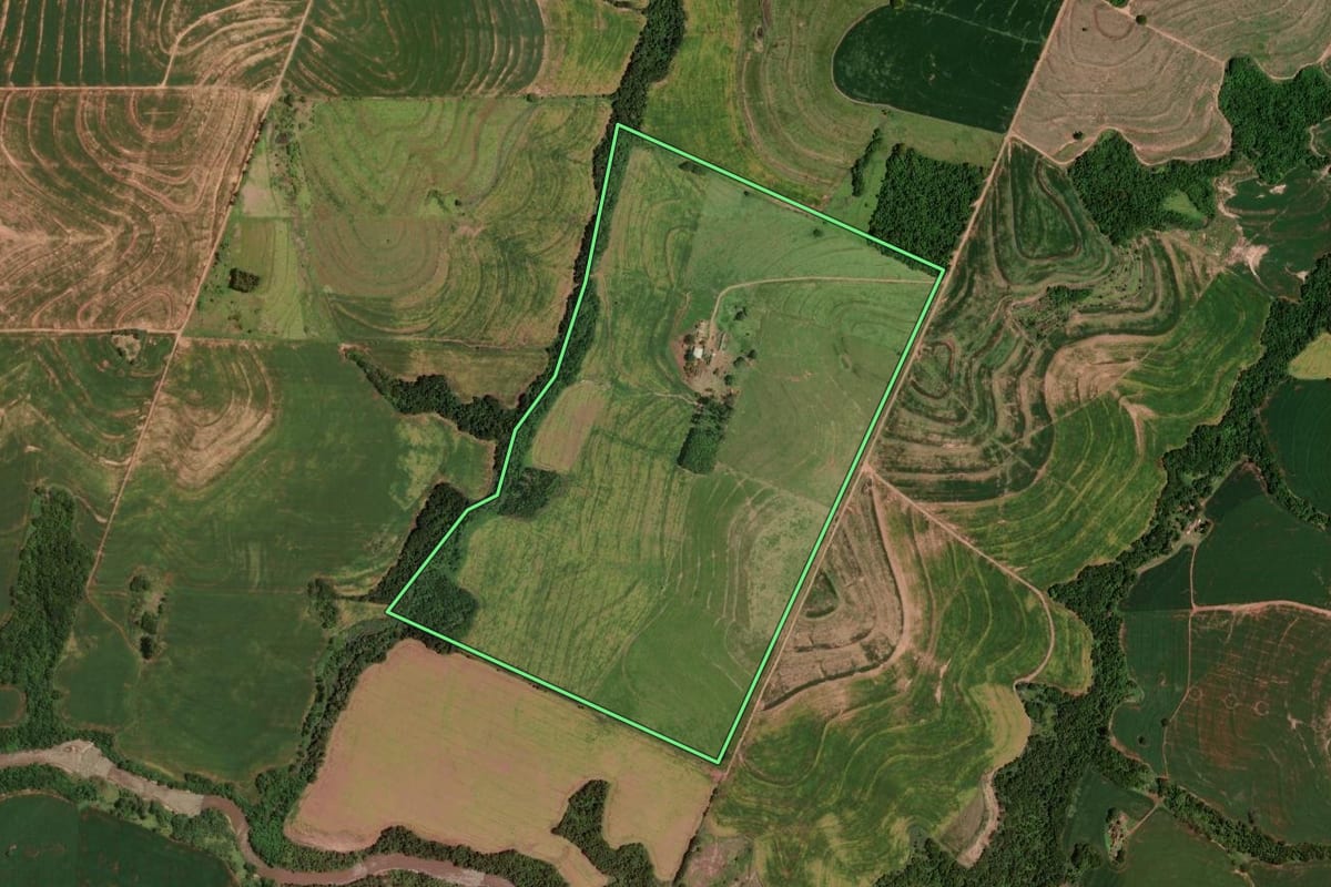 Imagem de satélite do imóvel rural em Cruzeiro do Oeste (PR), com o contorno declarado no CAR desenhado por cima.