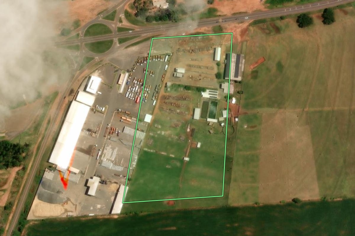 Imagem de satélite do imóvel rural em Cruzeiro do Oeste (PR), com o contorno declarado no CAR desenhado por cima.