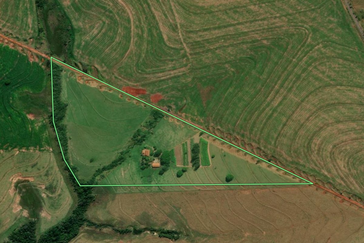 Imagem de satélite do imóvel rural em Cruzeiro do Oeste (PR), com o contorno declarado no CAR desenhado por cima.