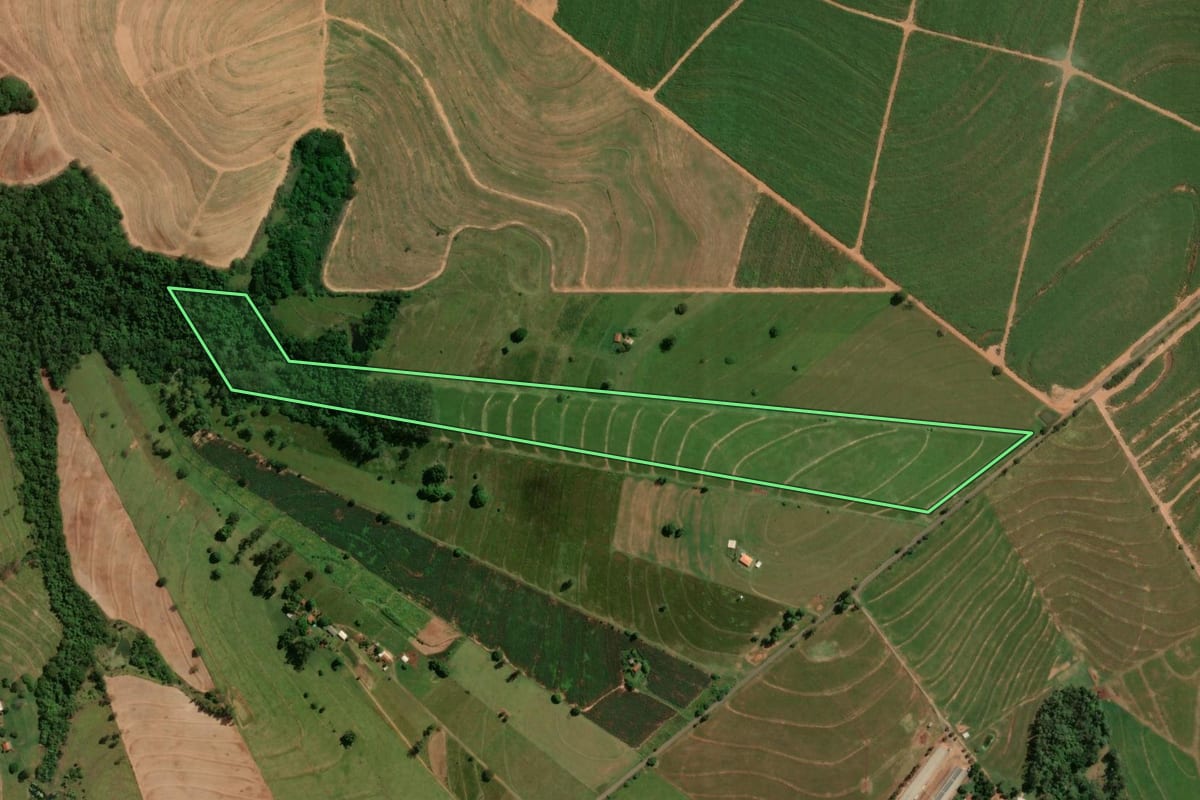 Imagem de satélite do imóvel rural em Cruzeiro do Oeste (PR), com o contorno declarado no CAR desenhado por cima.