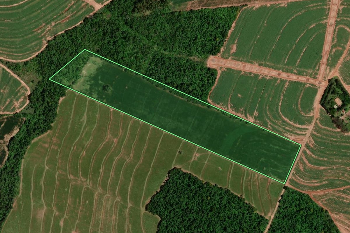 Imagem de satélite do imóvel rural em Cruzeiro do Oeste (PR), com o contorno declarado no CAR desenhado por cima.