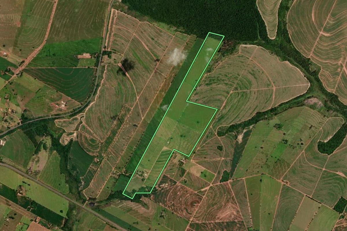 Imagem de satélite do imóvel rural em Cruzeiro do Oeste (PR), com o contorno declarado no CAR desenhado por cima.