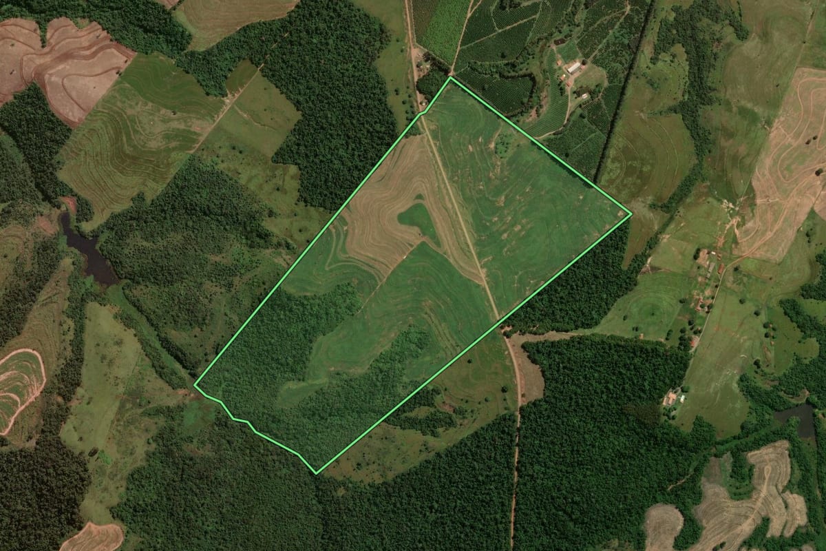 Imagem de satélite do imóvel rural em Cruzeiro do Oeste (PR), com o contorno declarado no CAR desenhado por cima.