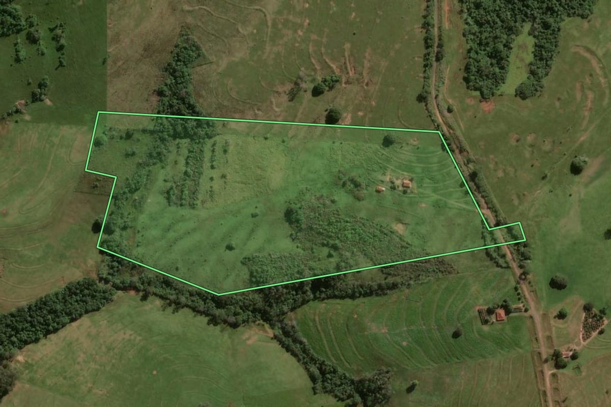 Imagem de satélite do imóvel rural em Cruzeiro do Oeste (PR), com o contorno declarado no CAR desenhado por cima.