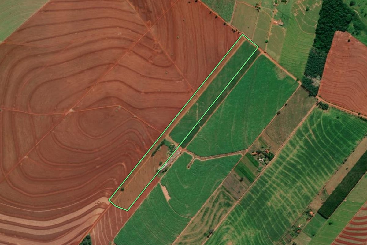 Imagem de satélite do imóvel rural em Cruzeiro do Sul (PR), com o contorno declarado no CAR desenhado por cima.