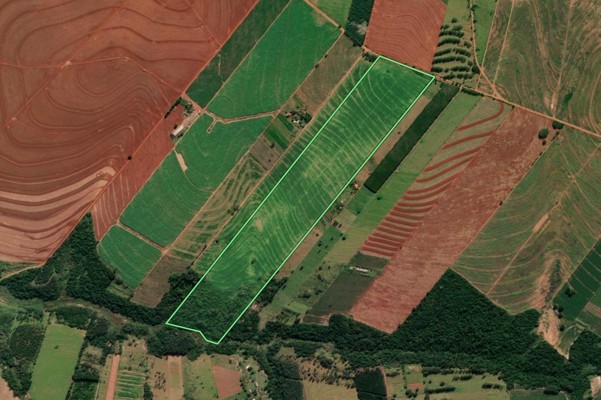 Imagem de satélite do imóvel rural em Cruzeiro do Sul (PR), com o contorno declarado no CAR desenhado por cima.