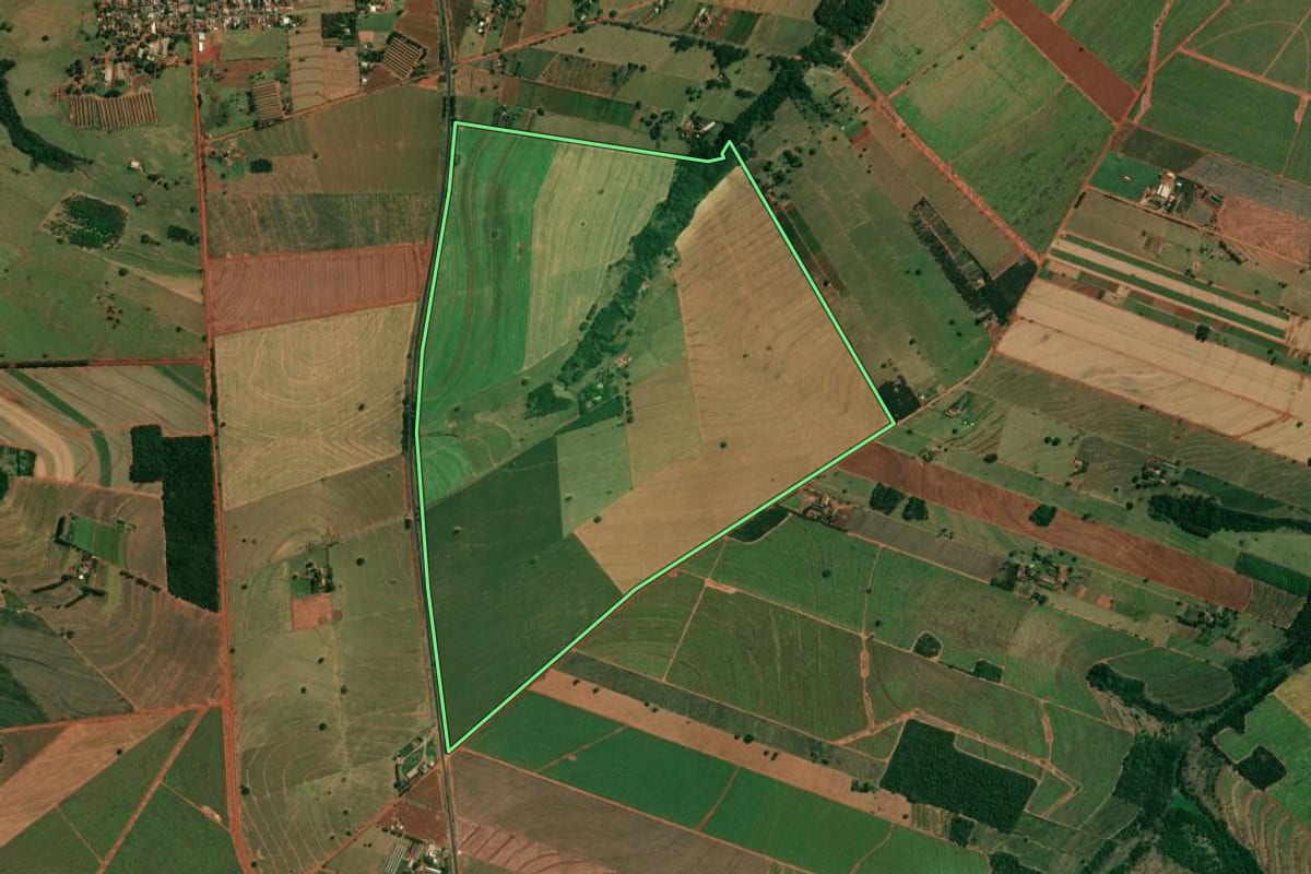 Imagem de satélite do imóvel rural em Cruzeiro do Sul (PR), com o contorno declarado no CAR desenhado por cima.
