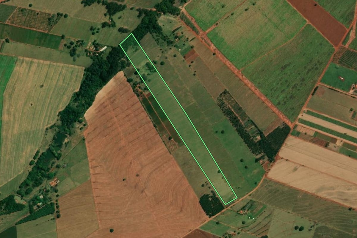 Imagem de satélite do imóvel rural em Cruzeiro do Sul (PR), com o contorno declarado no CAR desenhado por cima.