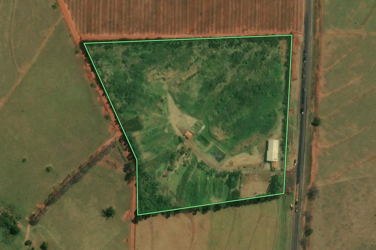 Imagem de satélite do imóvel rural em Cruzeiro do Sul (PR), com o contorno declarado no CAR desenhado por cima.