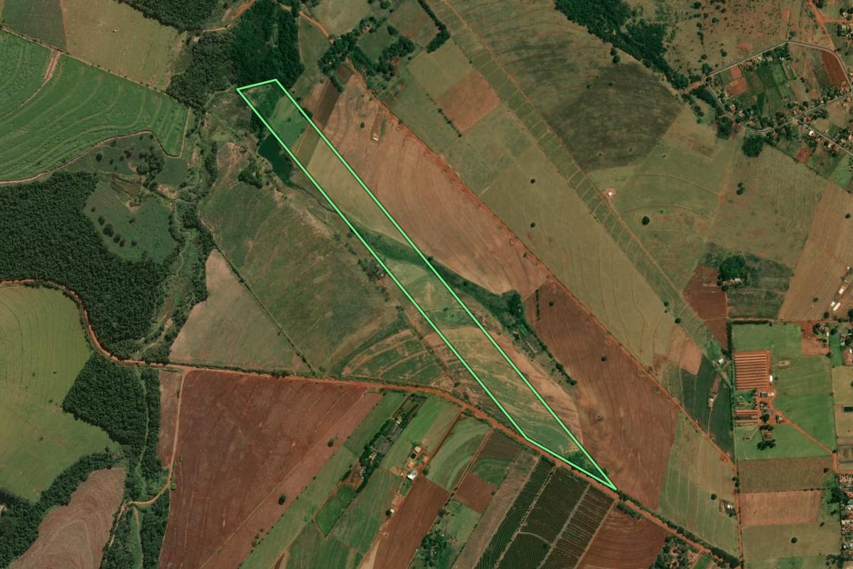 Imagem de satélite do imóvel rural em Cruzeiro do Sul (PR), com o contorno declarado no CAR desenhado por cima.