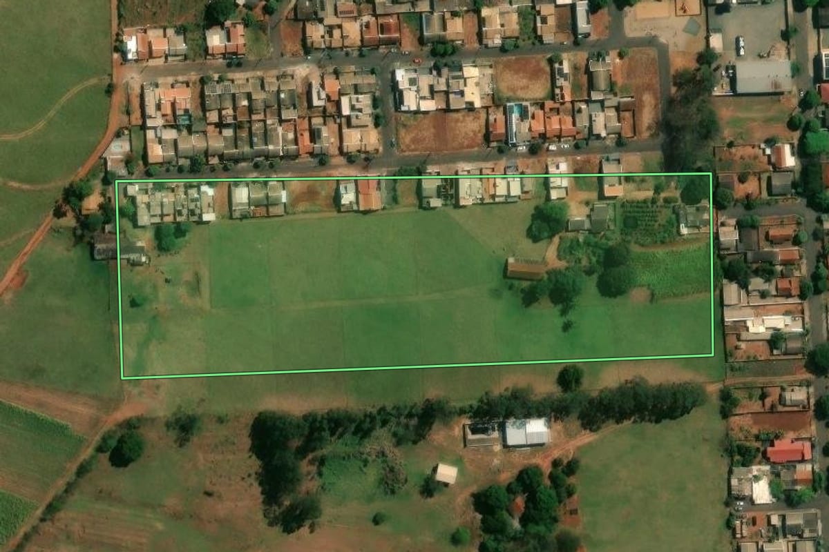 Imagem de satélite do imóvel rural em Cruzeiro do Sul (PR), com o contorno declarado no CAR desenhado por cima.