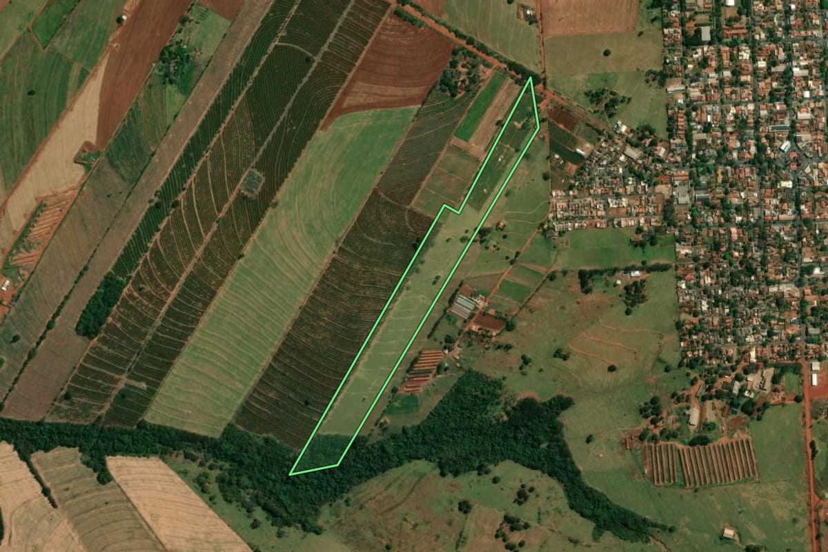 Imagem de satélite do imóvel rural em Cruzeiro do Sul (PR), com o contorno declarado no CAR desenhado por cima.