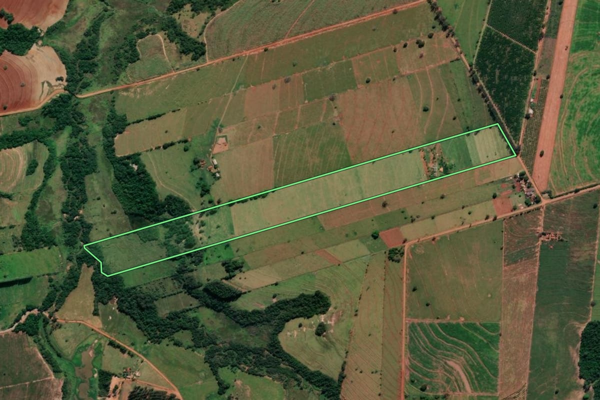 Imagem de satélite do imóvel rural em Cruzeiro do Sul (PR), com o contorno declarado no CAR desenhado por cima.