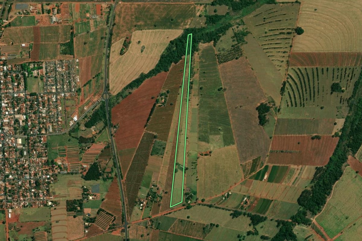 Imagem de satélite do imóvel rural em Cruzeiro do Sul (PR), com o contorno declarado no CAR desenhado por cima.