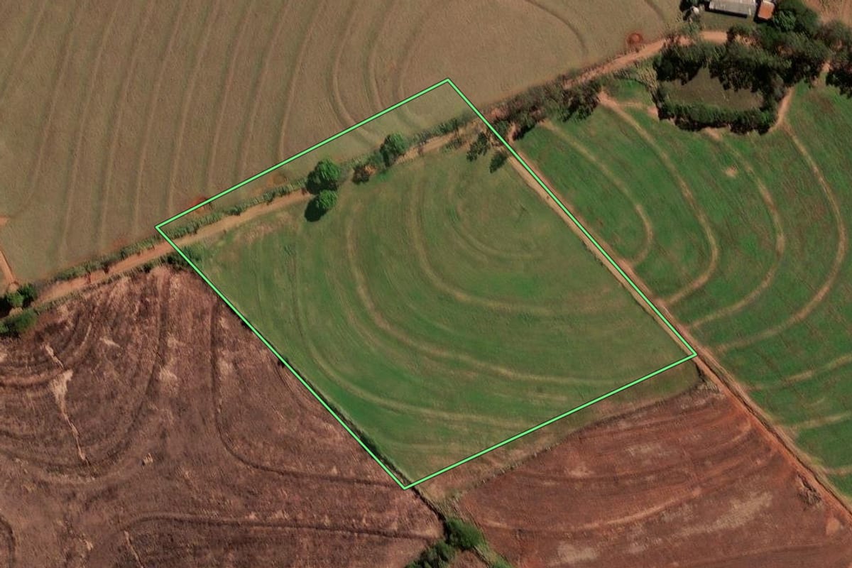 Imagem de satélite do imóvel rural em Cruzeiro do Sul (PR), com o contorno declarado no CAR desenhado por cima.