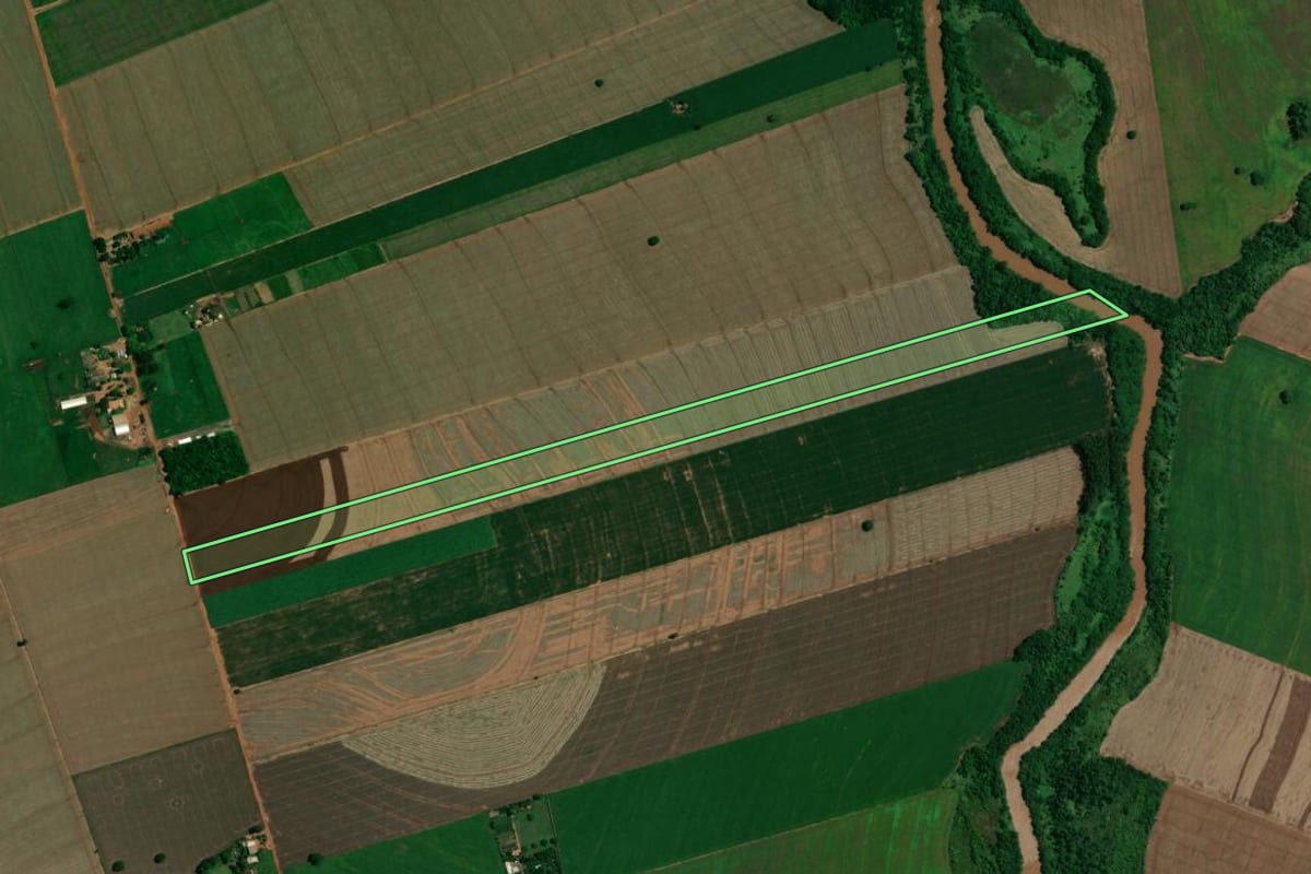 Imagem de satélite do imóvel rural em Cruzeiro do Sul (PR), com o contorno declarado no CAR desenhado por cima.