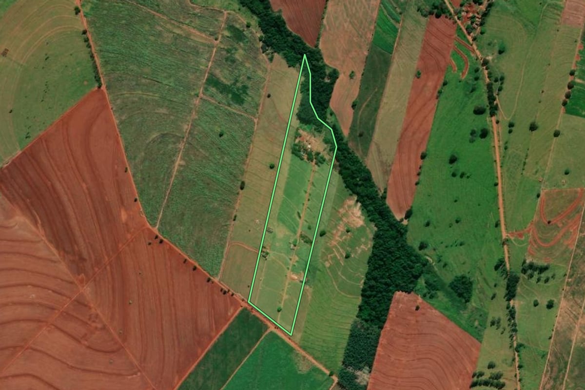 Imagem de satélite do imóvel rural em Cruzeiro do Sul (PR), com o contorno declarado no CAR desenhado por cima.