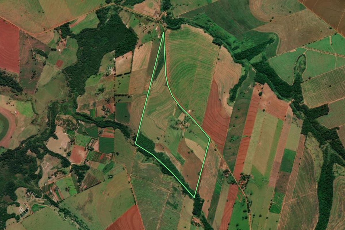 Imagem de satélite do imóvel rural em Cruzeiro do Sul (PR), com o contorno declarado no CAR desenhado por cima.