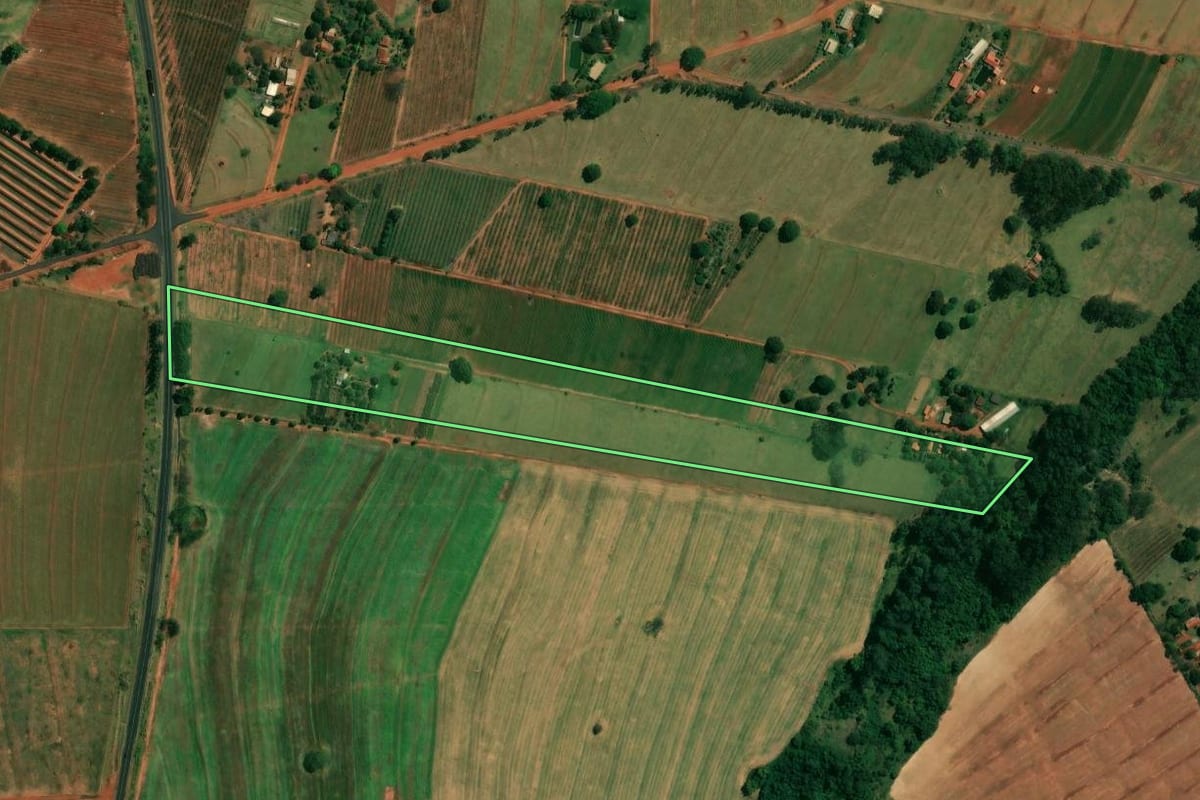 Imagem de satélite do imóvel rural em Cruzeiro do Sul (PR), com o contorno declarado no CAR desenhado por cima.