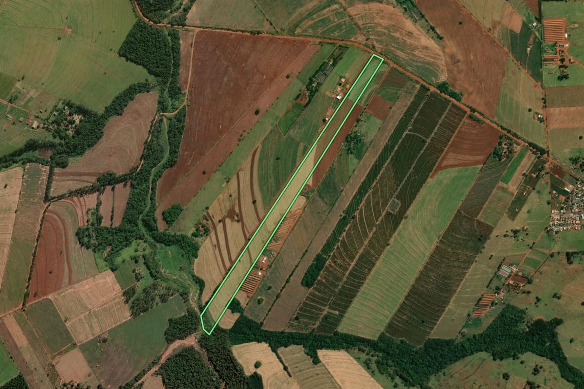 Imagem de satélite do imóvel rural em Cruzeiro do Sul (PR), com o contorno declarado no CAR desenhado por cima.