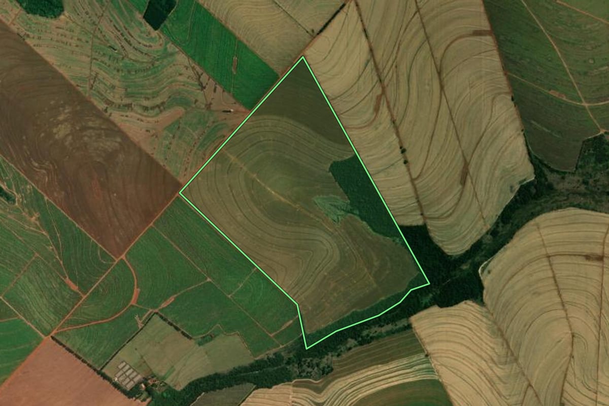 Imagem de satélite do imóvel rural em Cruzeiro do Sul (PR), com o contorno declarado no CAR desenhado por cima.