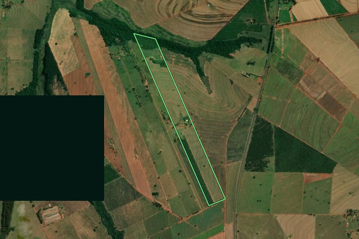 Imagem de satélite do imóvel rural em Cruzeiro do Sul (PR), com o contorno declarado no CAR desenhado por cima.