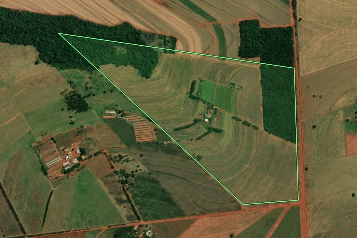 Imagem de satélite do imóvel rural em Cruzeiro do Sul (PR), com o contorno declarado no CAR desenhado por cima.