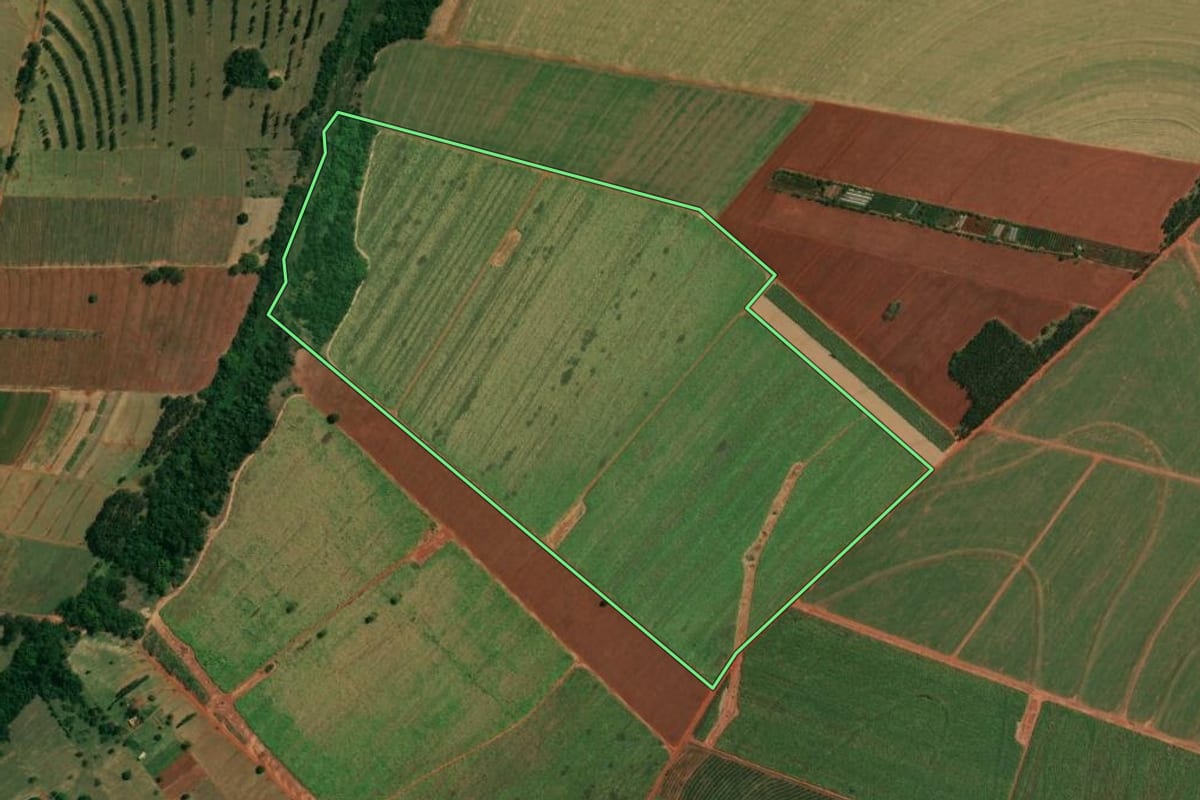 Imagem de satélite do imóvel rural em Cruzeiro do Sul (PR), com o contorno declarado no CAR desenhado por cima.