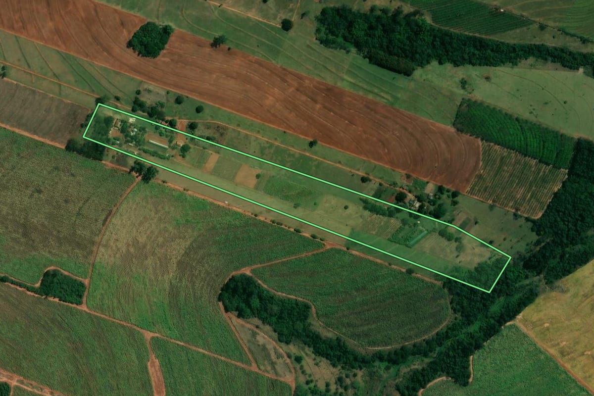 Imagem de satélite do imóvel rural em Cruzeiro do Sul (PR), com o contorno declarado no CAR desenhado por cima.